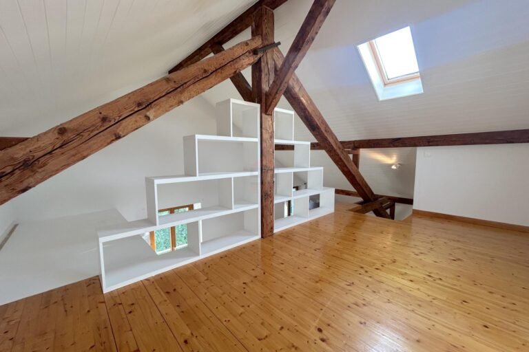 Ausgebauter Dachboden mit Holzbalken