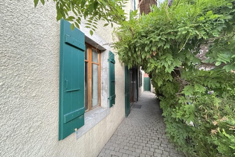 Schmaler Außenweg am Haus