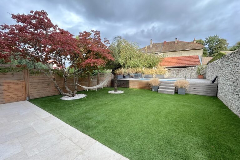 Garten mit Terrasse und Hängematte