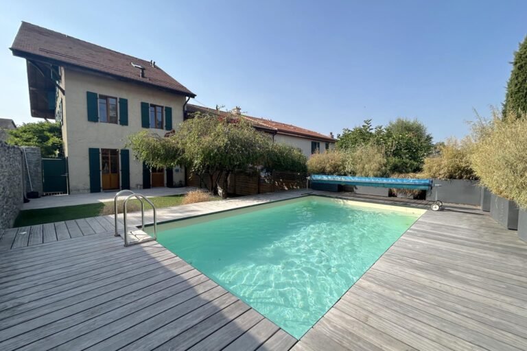 Außenbereich mit Pool und Wohnhaus