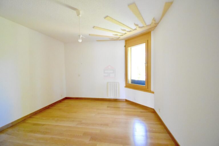 Leerer heller Raum mit Holzfenster