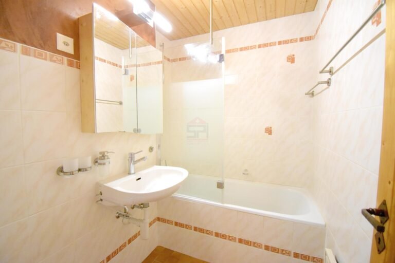 Badezimmer mit Badewanne und Wandwaschbecken