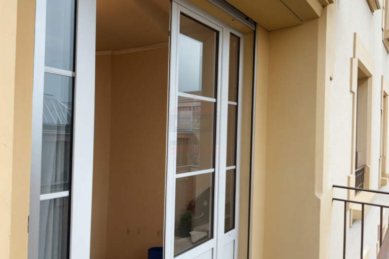 Balkon- bzw. Fassadennische mit Fenstern und Tür