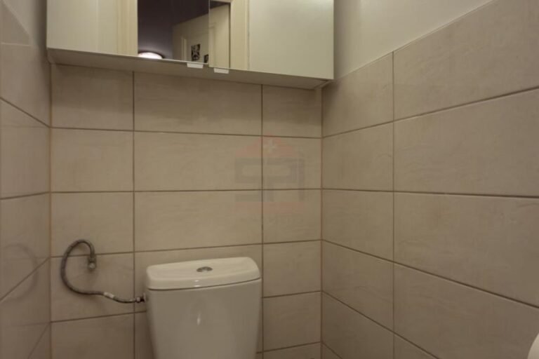 Kleines Gäste-WC mit wandhängendem Spülkasten