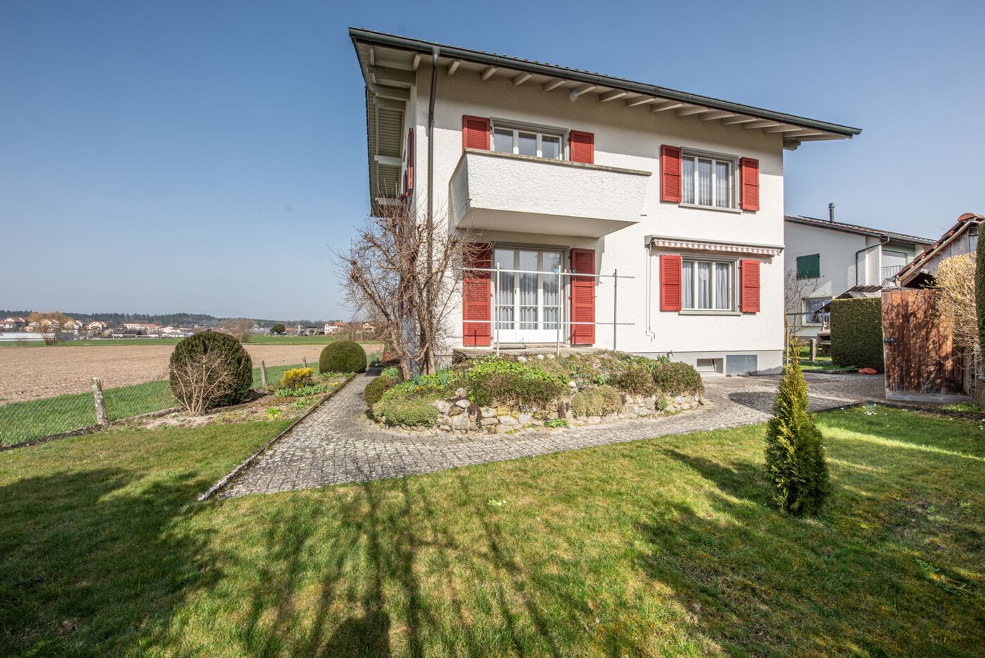 Wohnhaus mit Garten