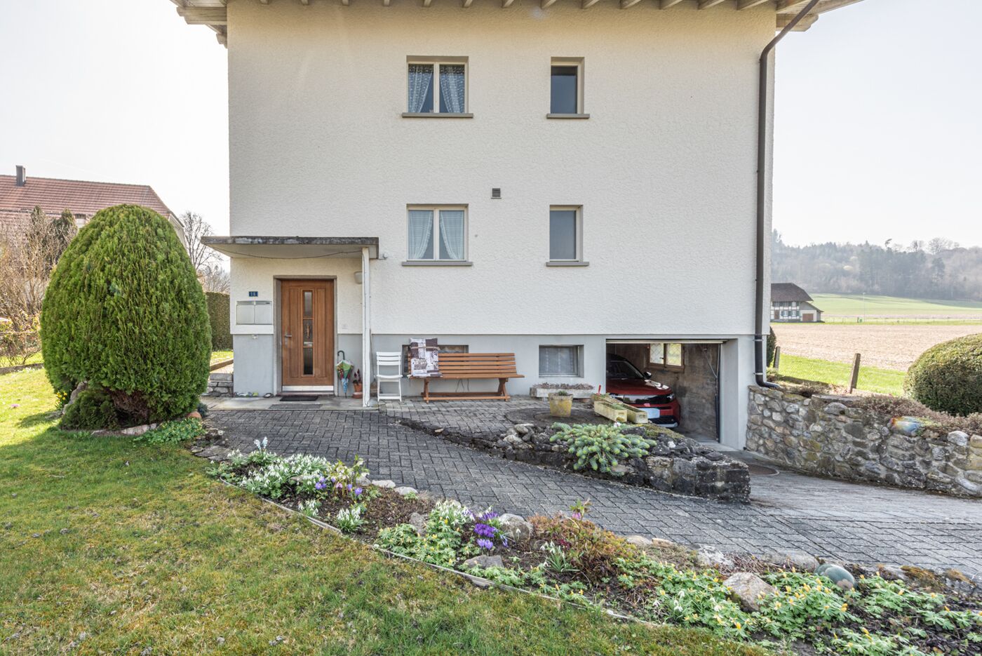 Wohnhaus mit Garage und Garten