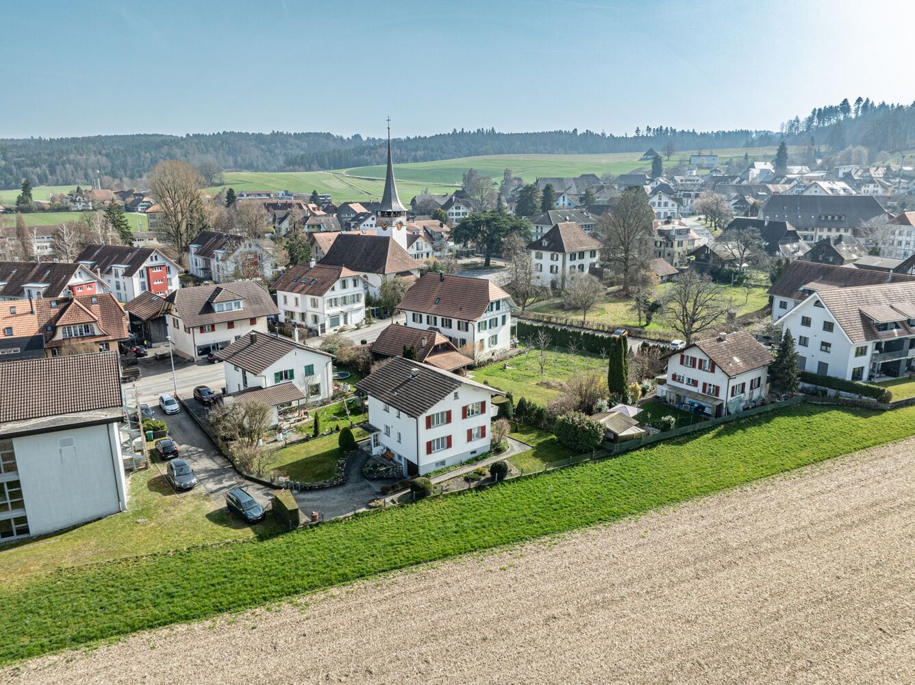 Dorf- und Landschaftspanorama mit Wohnhäusern
