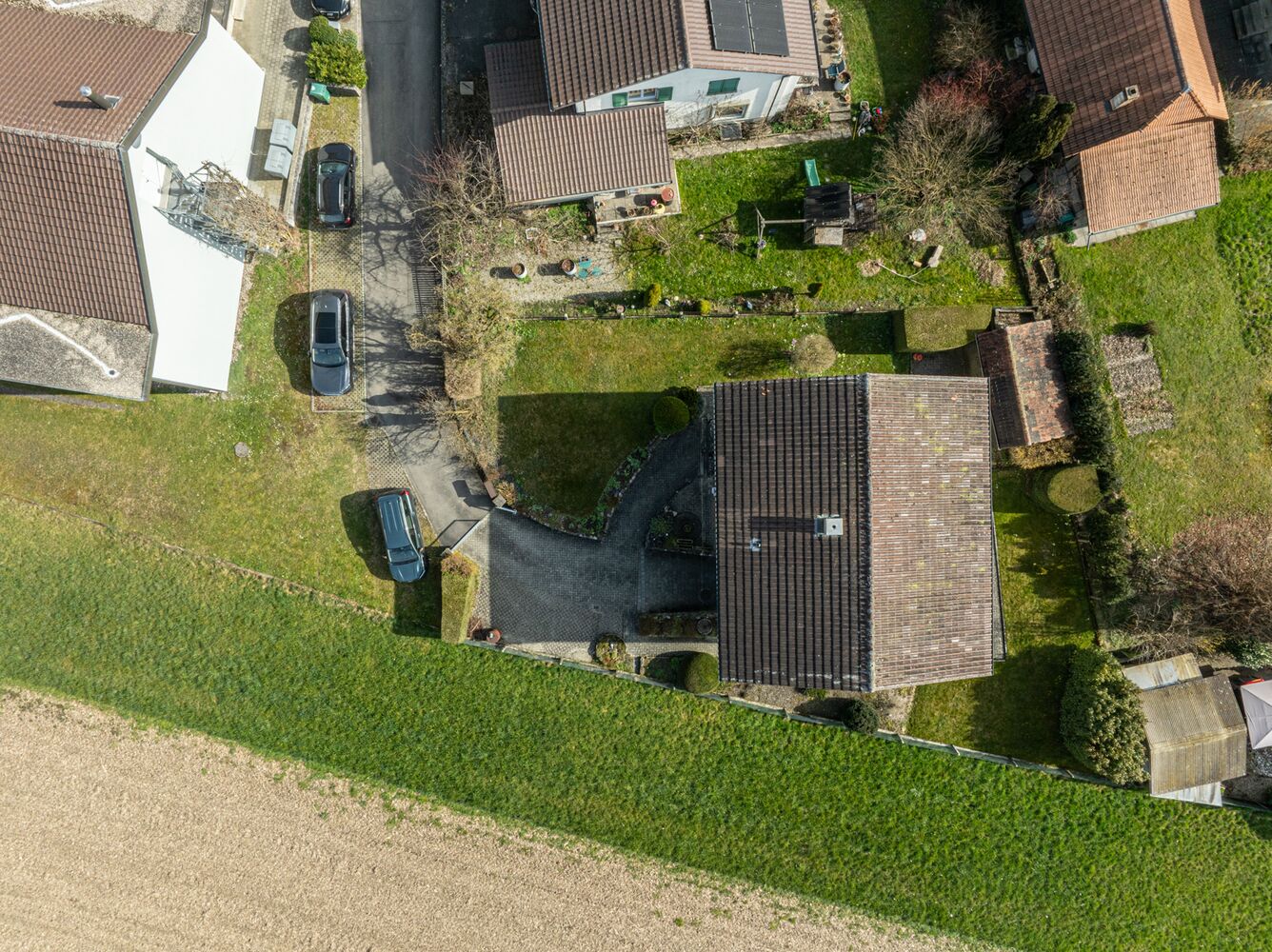 Luftaufnahme eines Wohnhauses mit Garten