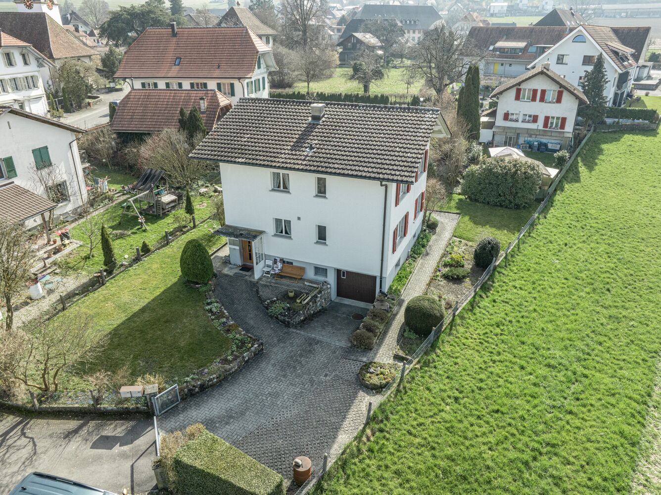 Einfamilienhaus mit Garten und Zufahrt