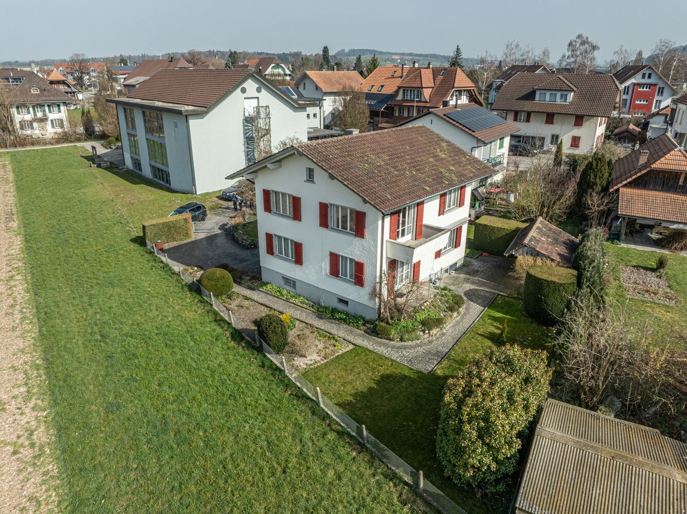 Luftaufnahme eines Wohnhauses in gewachsener Nachbarschaft