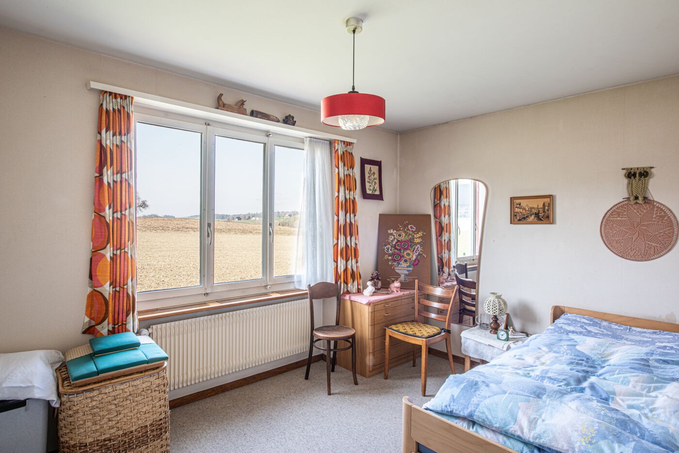Gemütliches Schlafzimmer mit Blick ins Freie