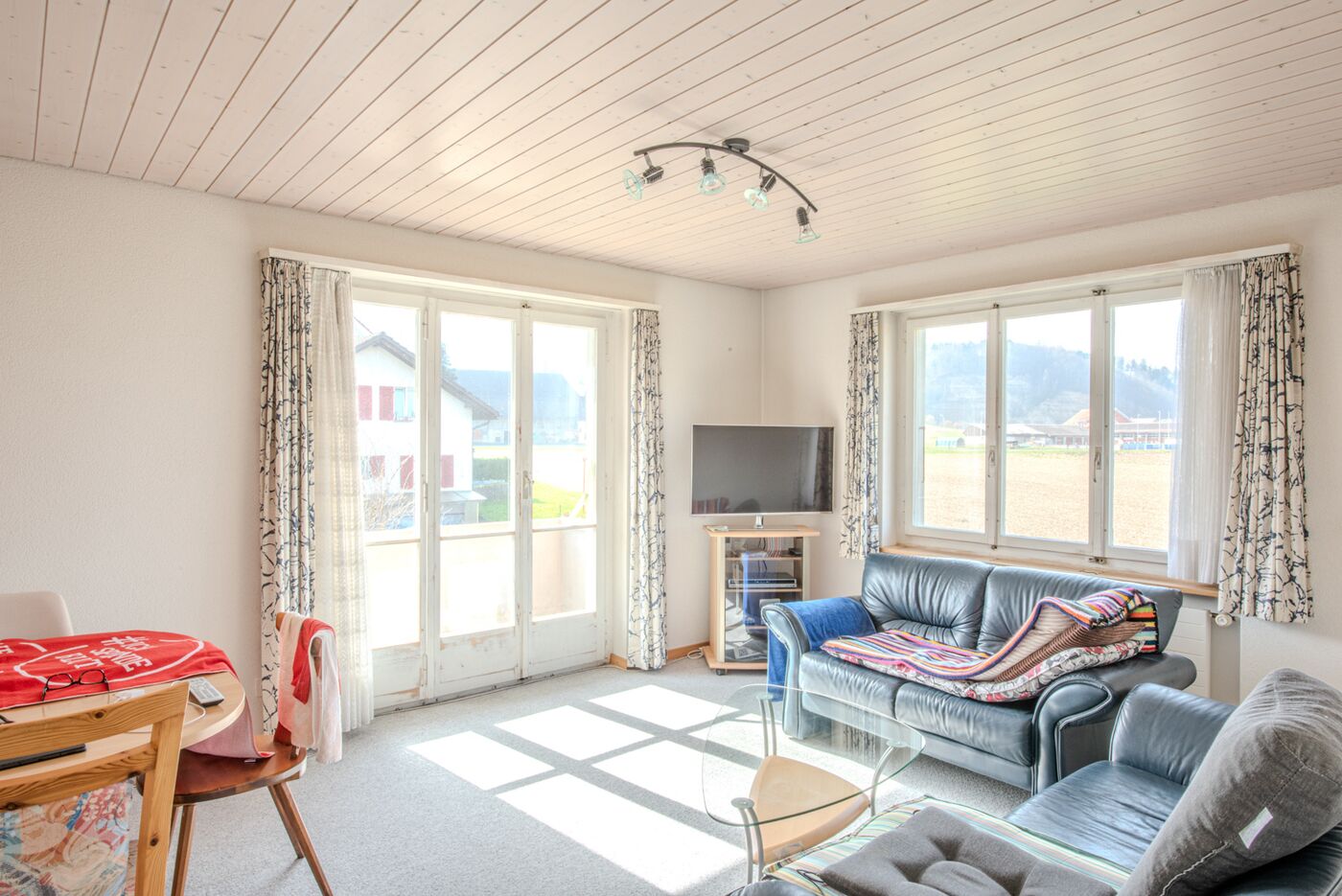 Helles Wohnzimmer mit großen Fenstern