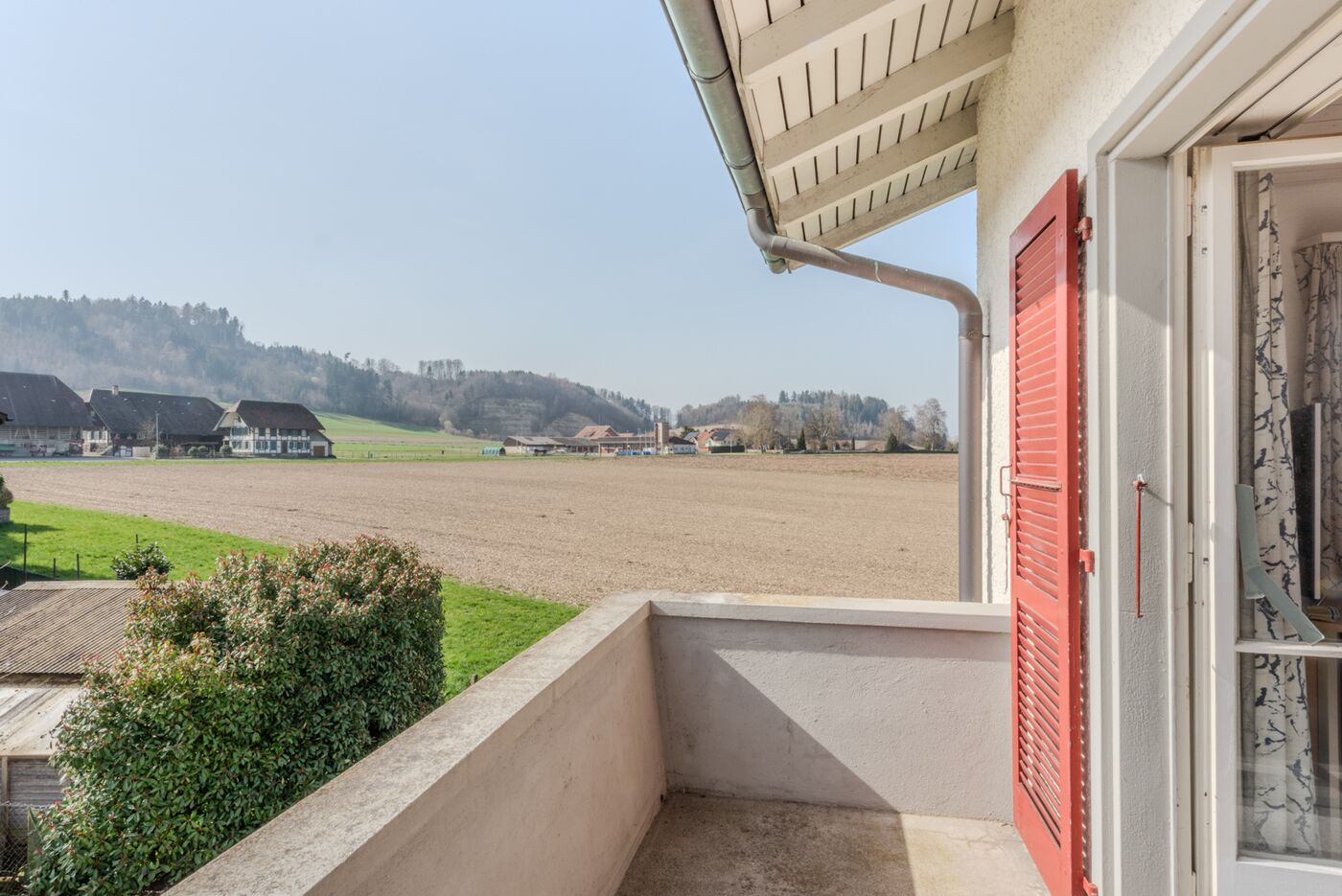 Balkon mit weiter Landschaft