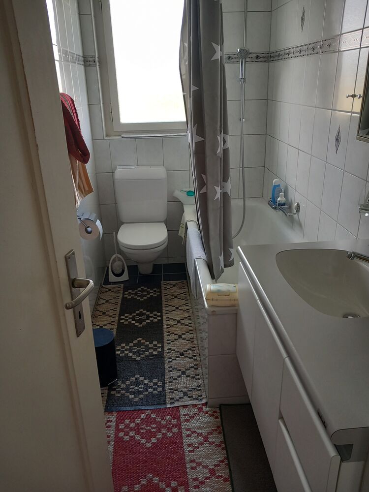 Kleines Badezimmer mit Badewanne und WC