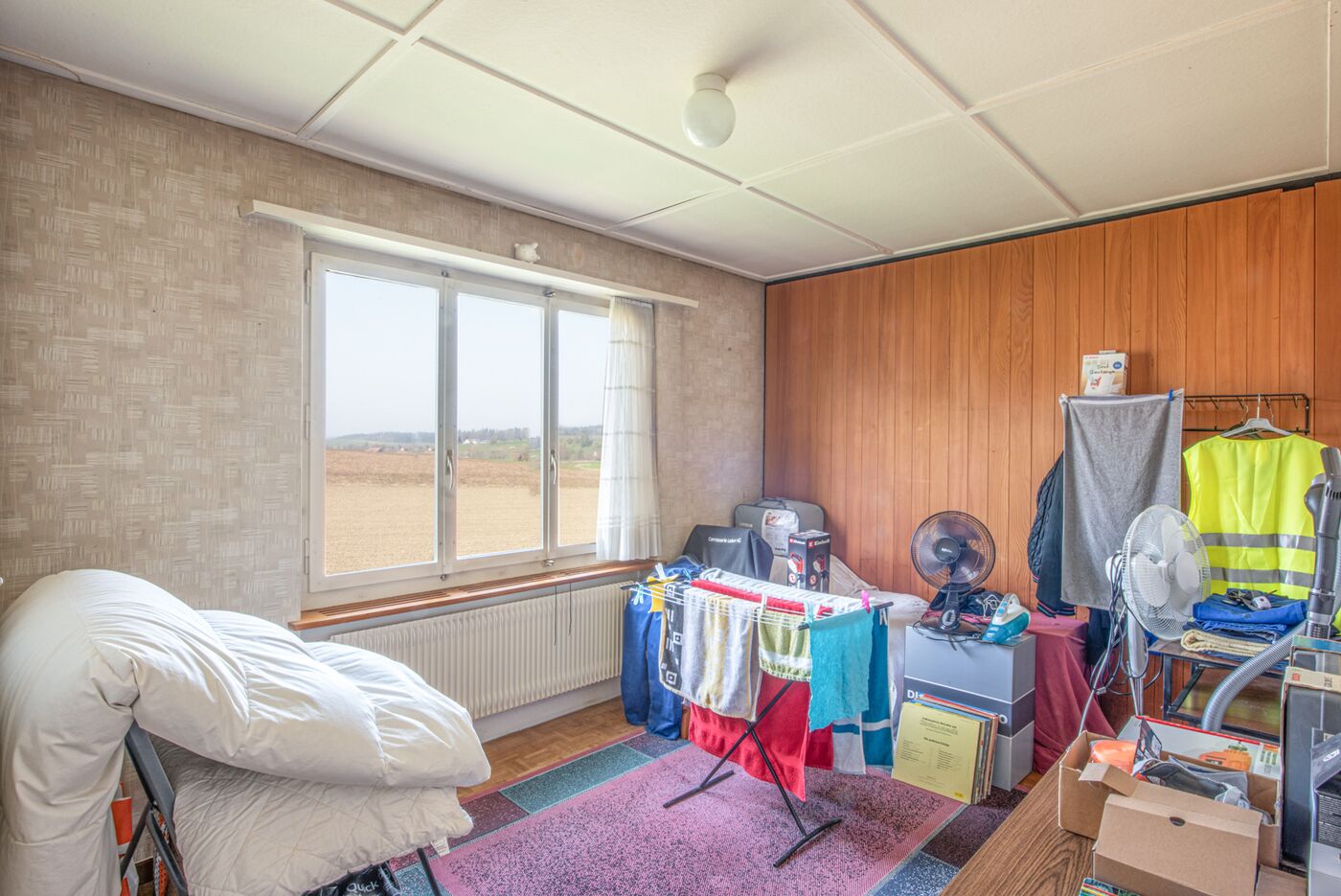 Kleines Zimmer mit Feldblick und Wäscheständer