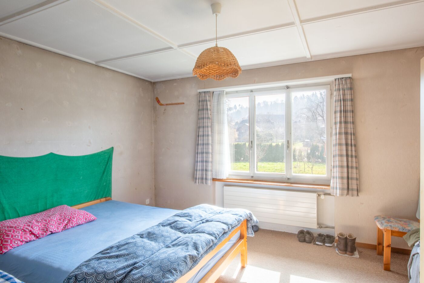 Schlichtes Schlafzimmer mit Tageslicht