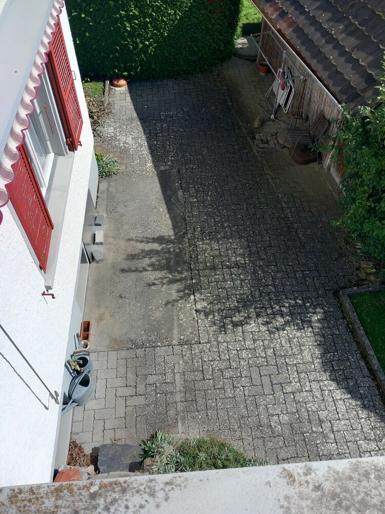 Innenhof mit Pflasterfläche und Hausfassade