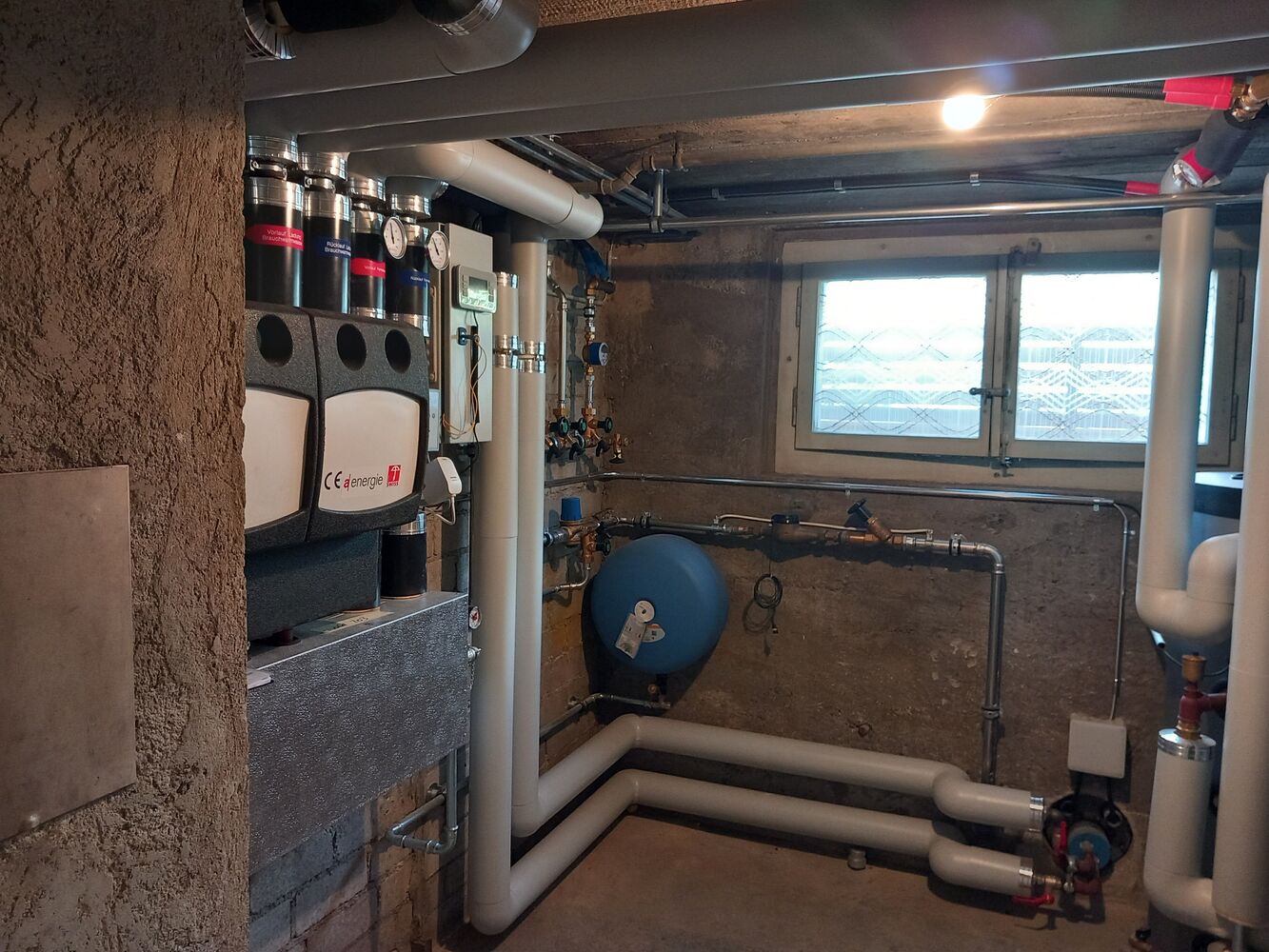 Technikraum mit Heizungs- und Wasserinstallation