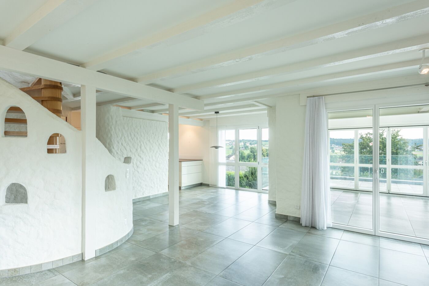 Heller Wohnraum mit Balkonblick