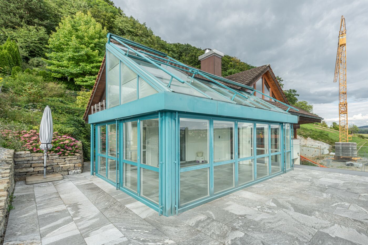 Glasveranda mit Anbau am Hang