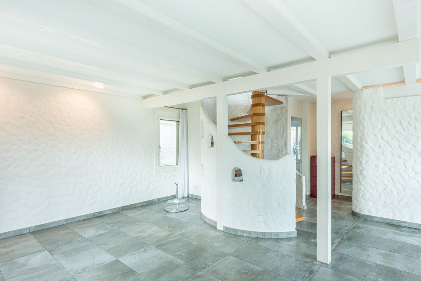 Heller Innenraum mit geschwungener Treppe