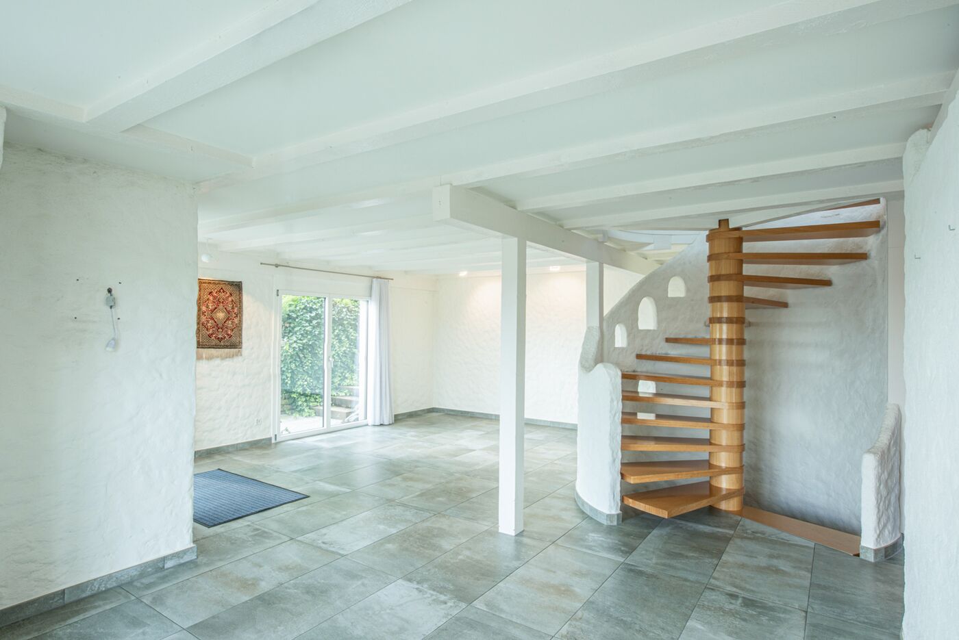 Heller Wohnraum mit Wendeltreppe