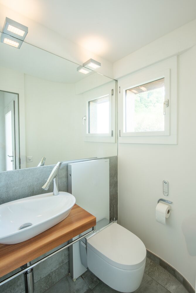 Modernes Gäste-WC mit Waschtisch und Wand-WC