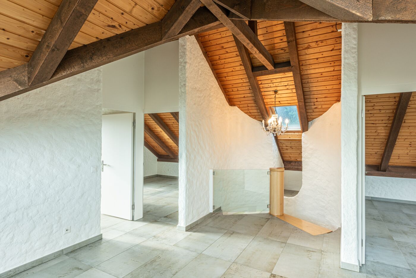 Dachgeschoss mit sichtbaren Holzbalken