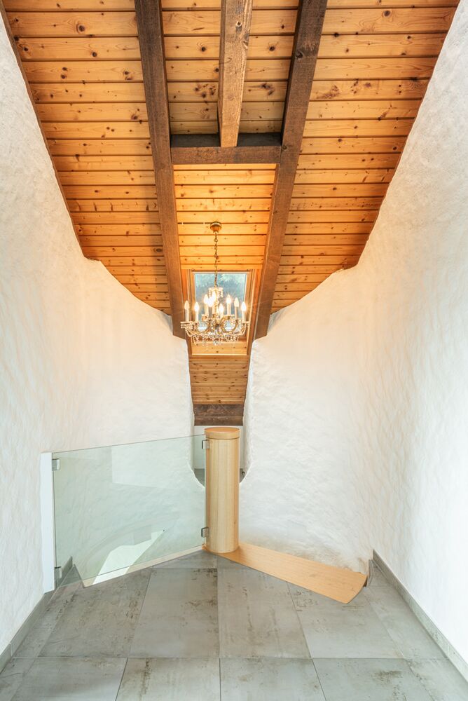 Treppenhaus mit Holzdecke