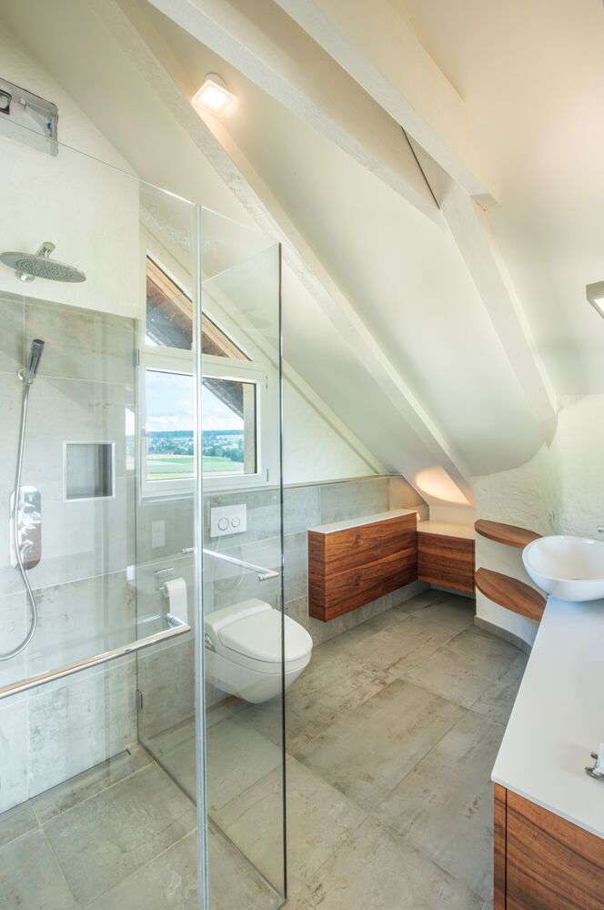 Modernes Dachgeschossbad mit Dusche und Fensterblick