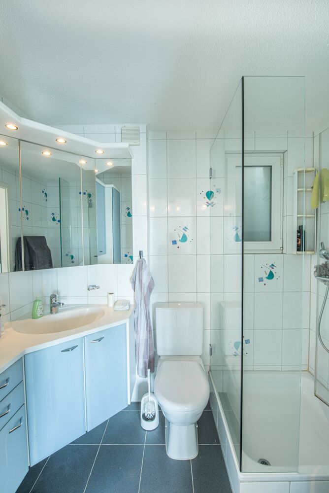 Badezimmer mit Dusche und Waschtisch