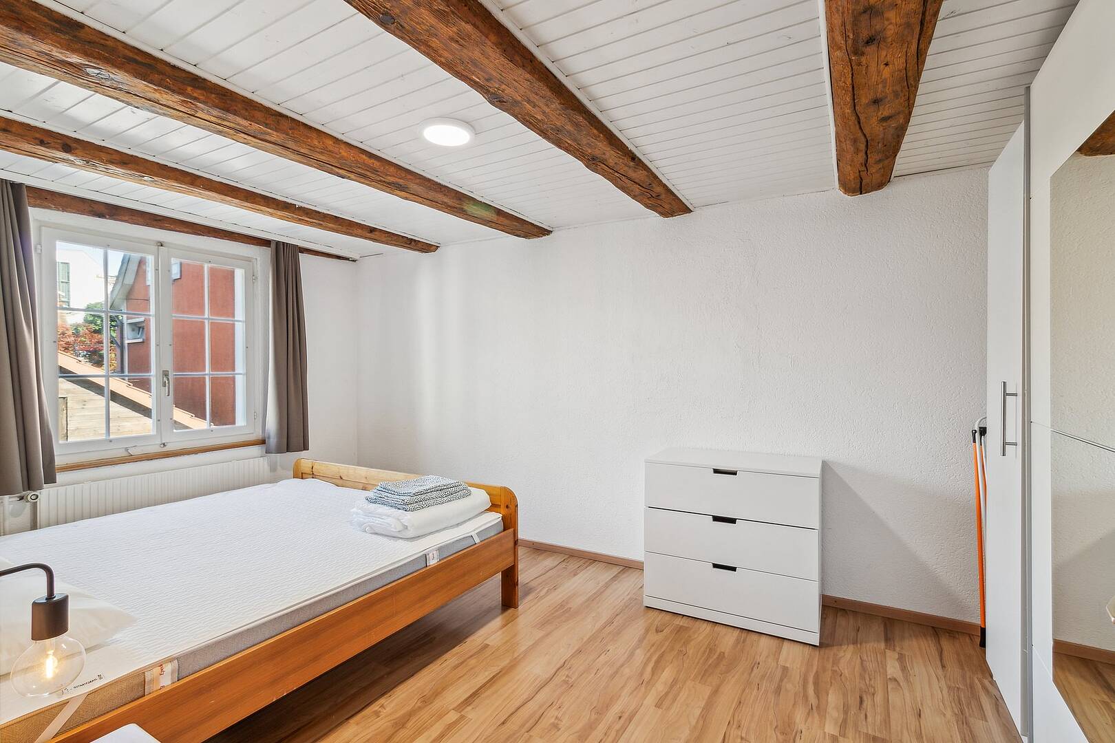 Schlafzimmer mit Sichtbalken