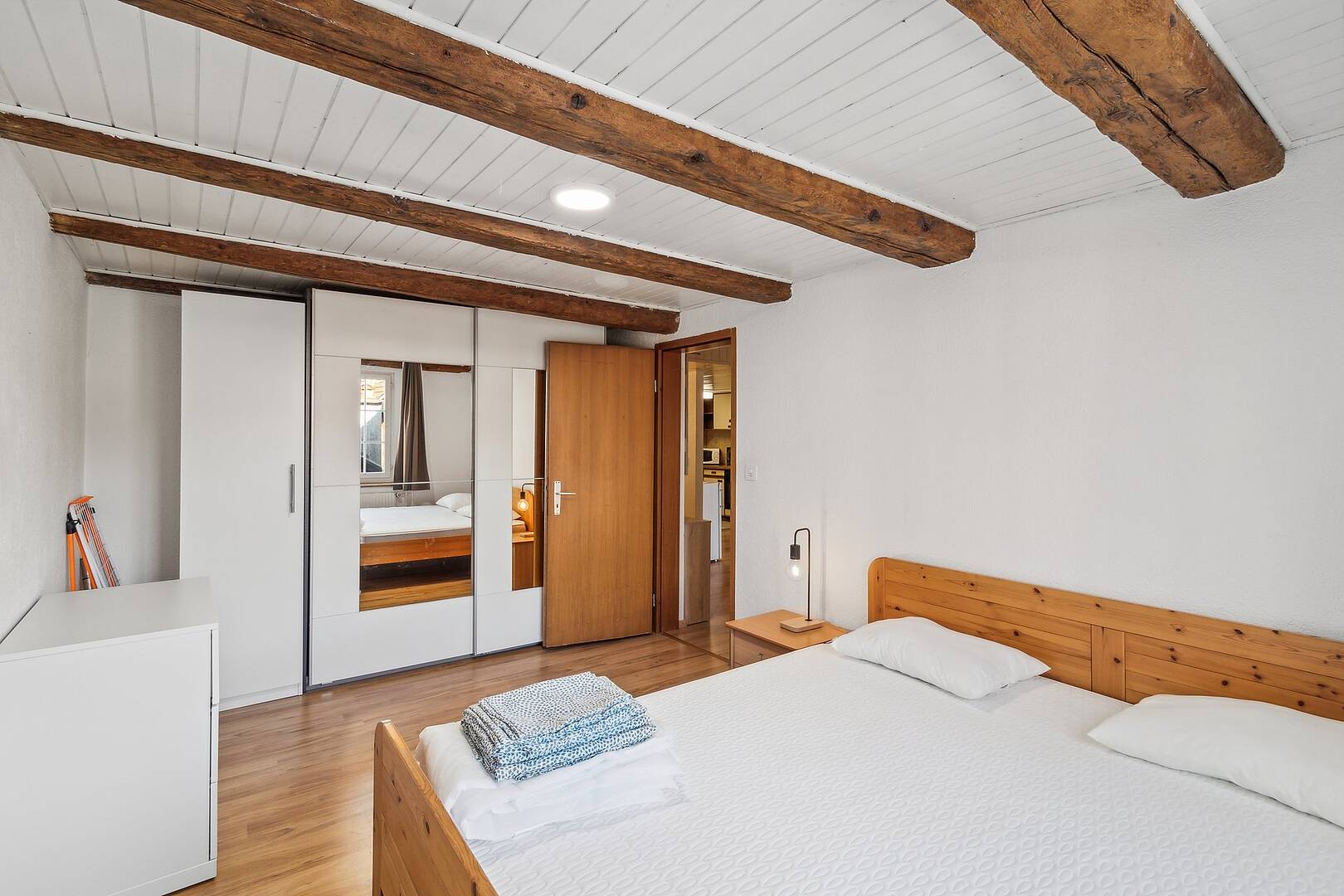 Schlafzimmer mit Sichtbalken