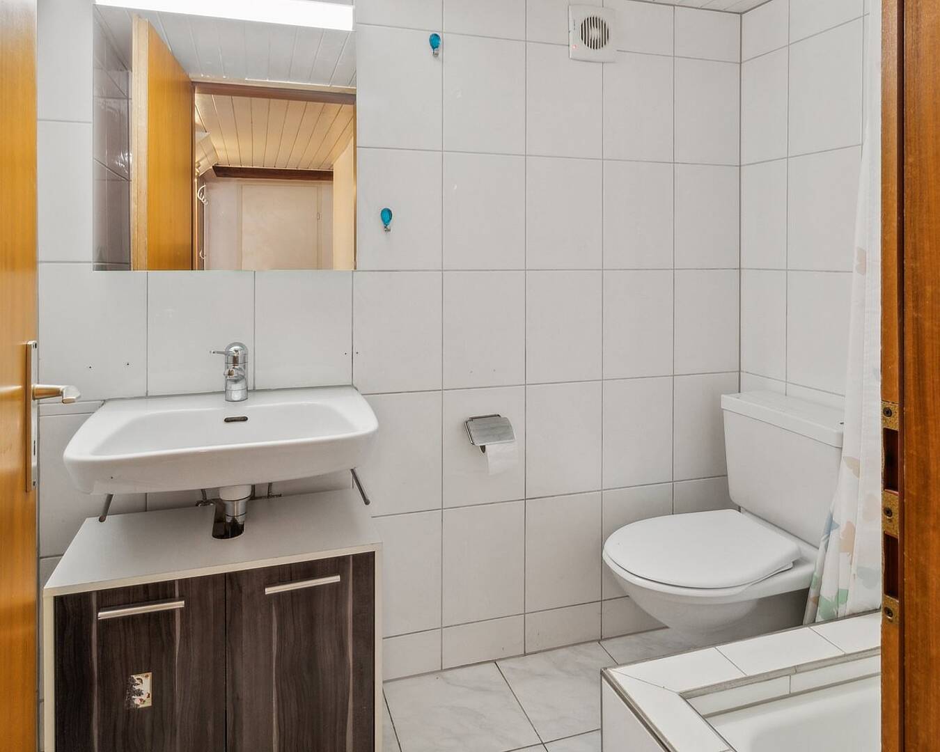 Kleines WC mit Waschtisch und Toilette