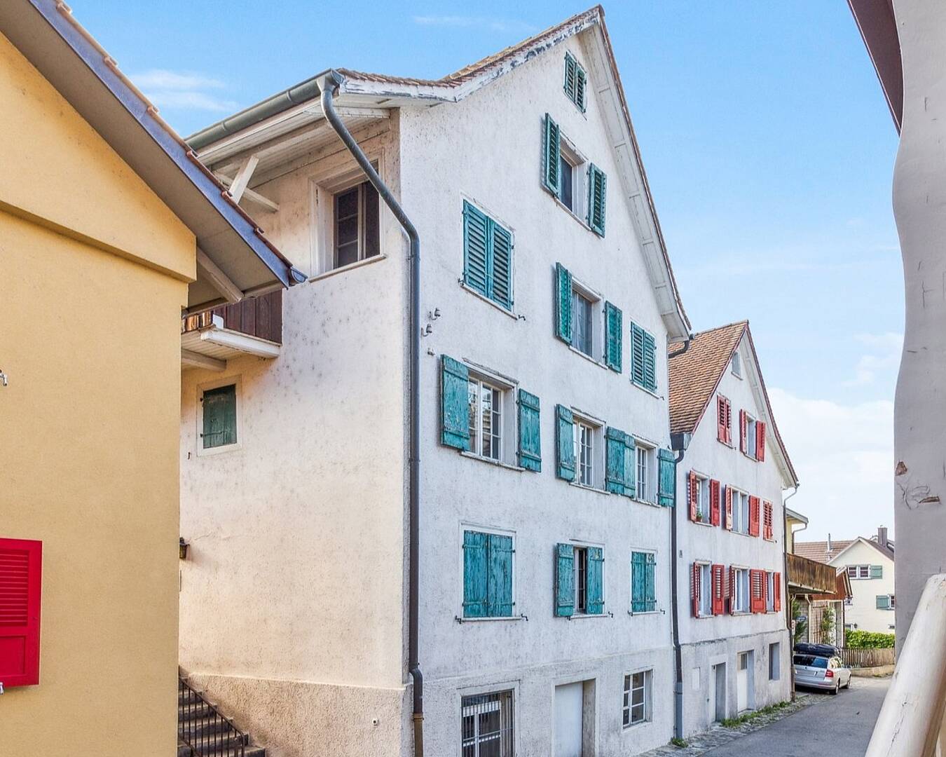 Gasse mit mediterranen Wohnhäusern