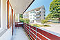 Balkon mit Blick ins Grüne und zur Straße