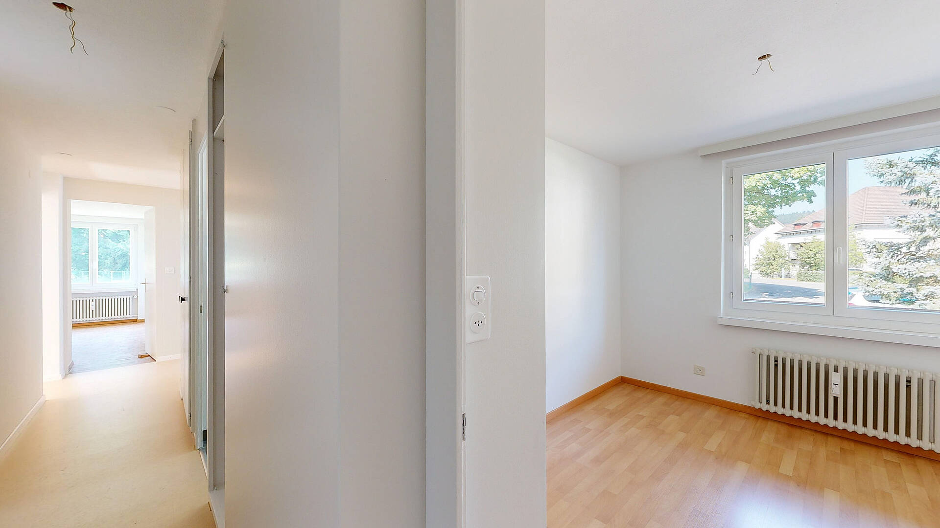 Heller leerer Innenraum mit Flur und Zimmer