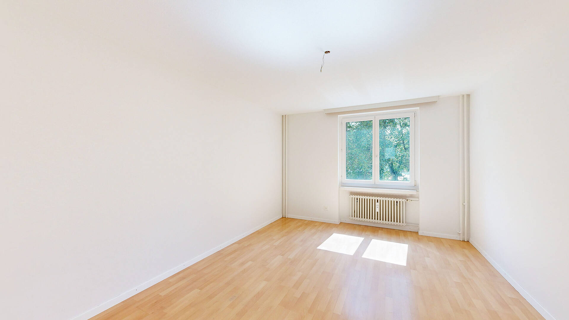 Heller leerer Raum mit Fenster und Heizkörper
