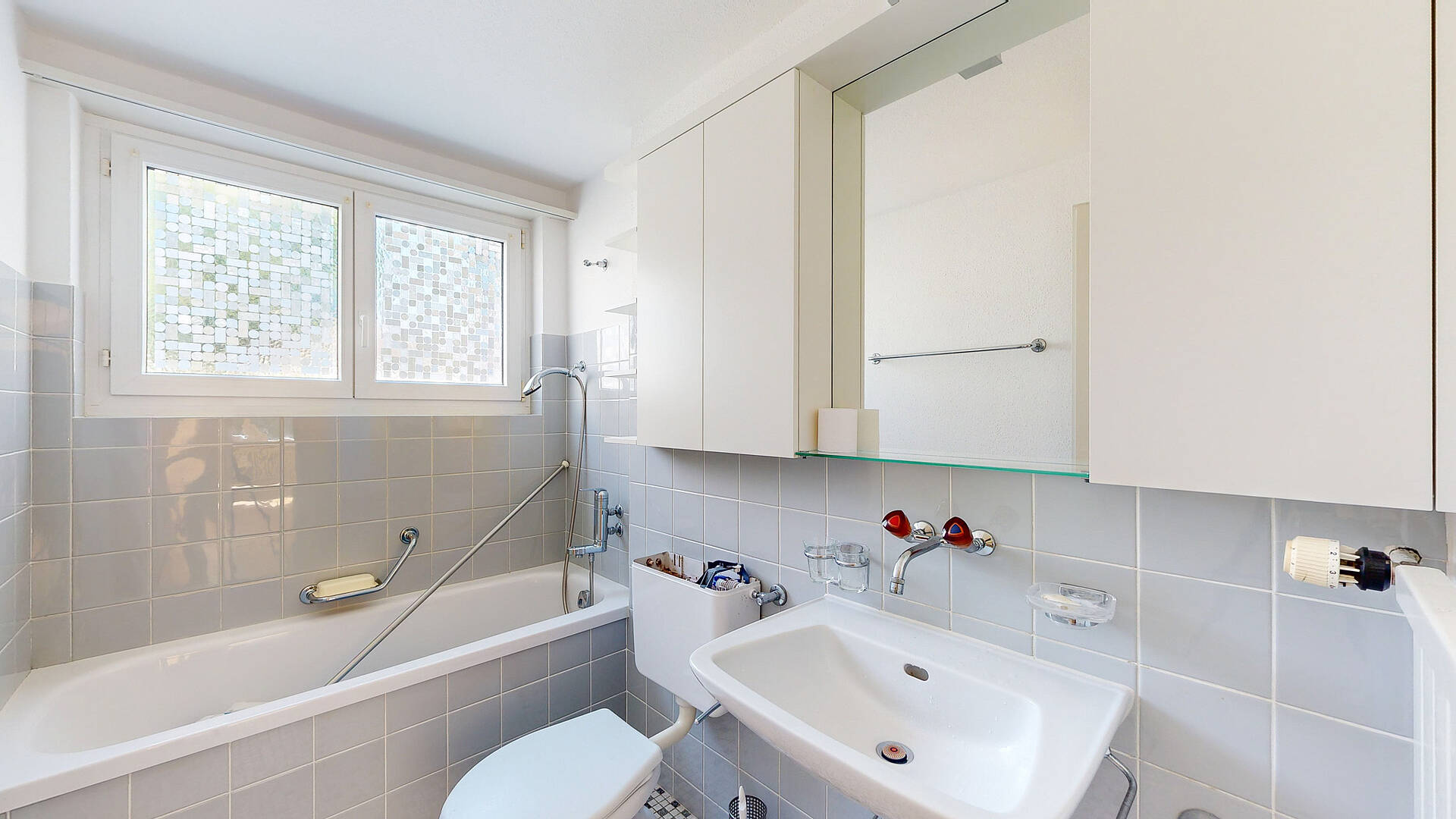 Helles Badezimmer mit Badewanne und Waschbecken