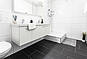 Modernes Badezimmer mit Badewanne und Dusche