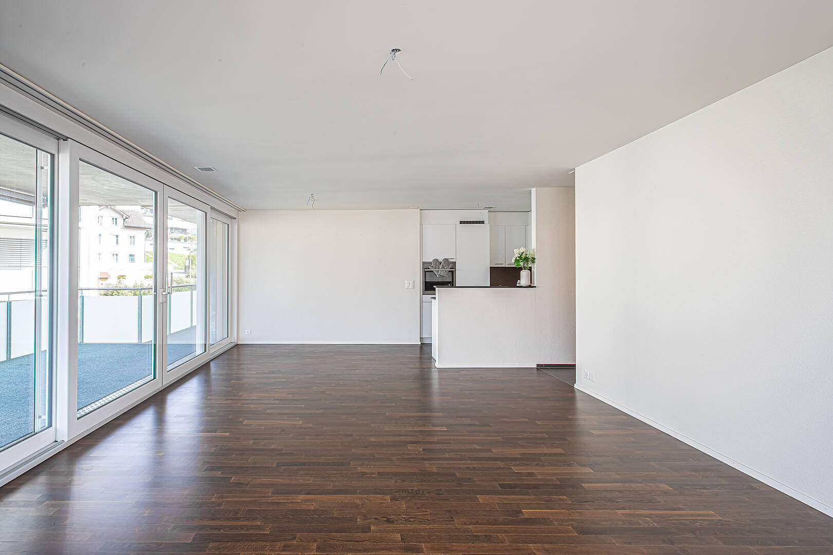 Heller Wohnbereich mit Balkon und offener Küche