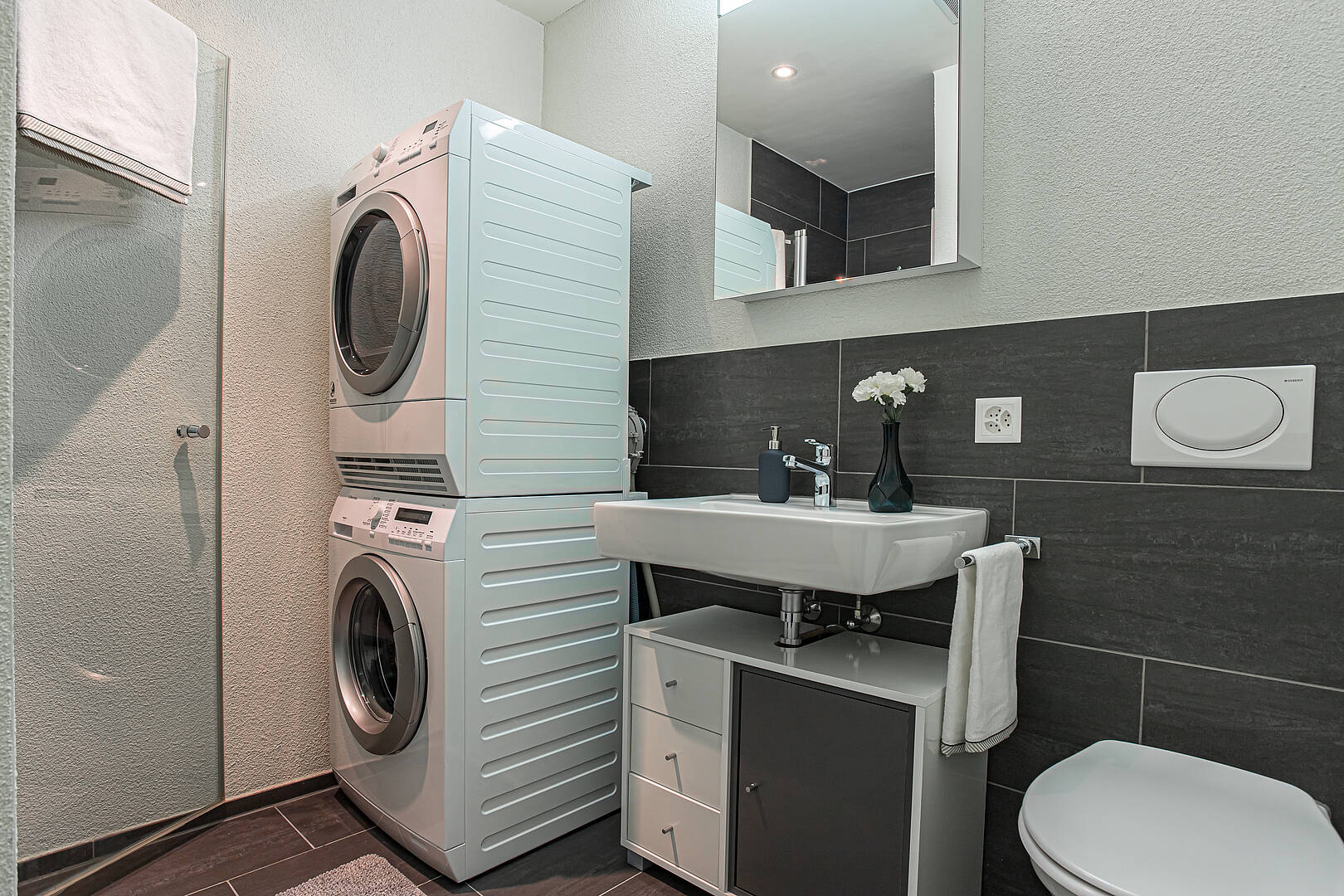 Modernes Badezimmer mit Waschmaschine und Trockner