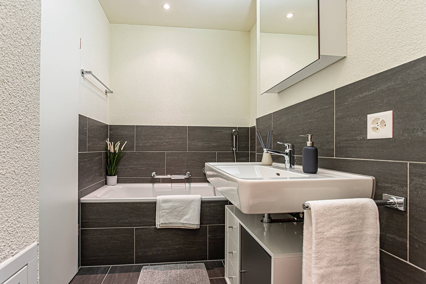 Modernes Badezimmer mit Badewanne und Waschplatz