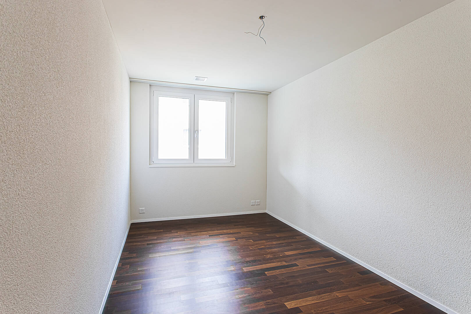 Schmales, helles Zimmer mit Fenster