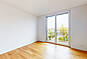 Heller leerer Raum mit Balkonblick