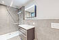 Modernes Badezimmer mit Walk-in-Dusche