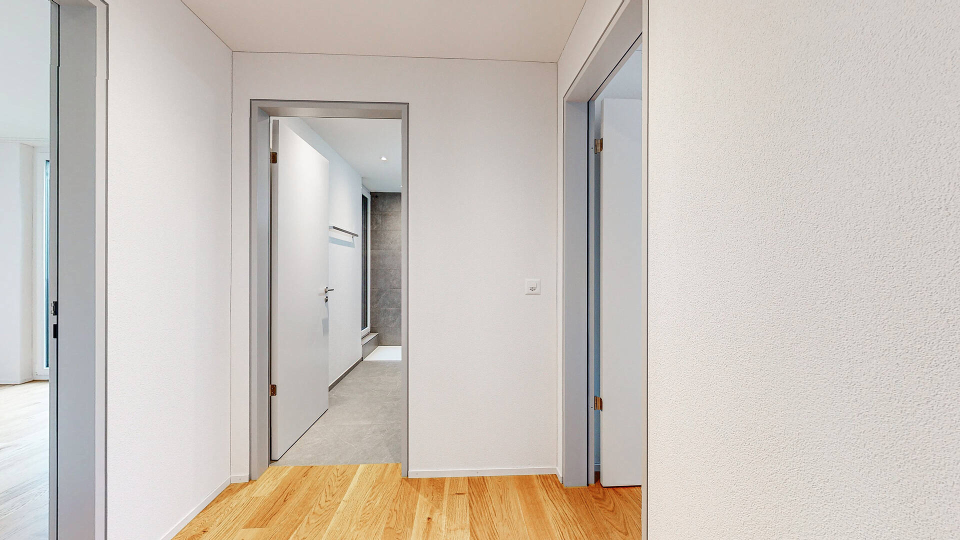 Heller Flur mit mehreren Türen