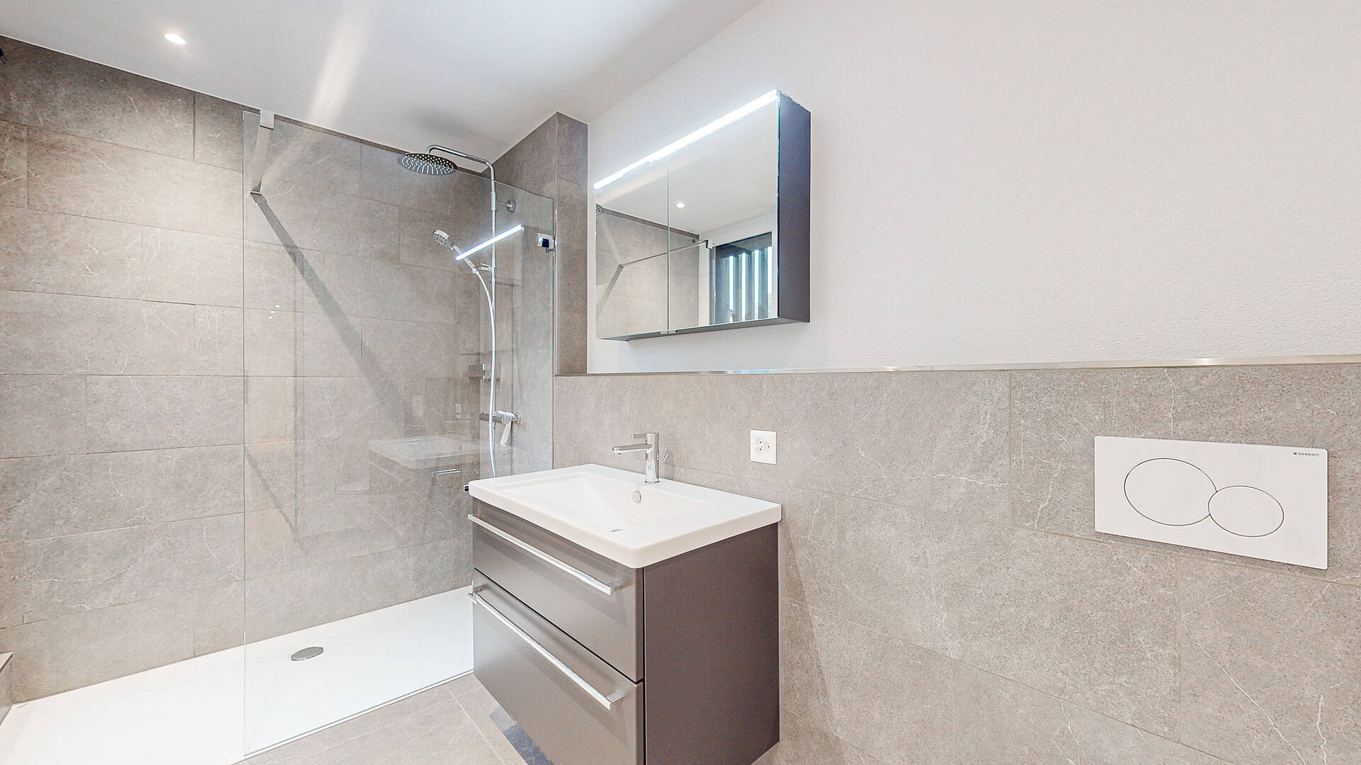 Modernes Badezimmer mit Walk-in-Dusche