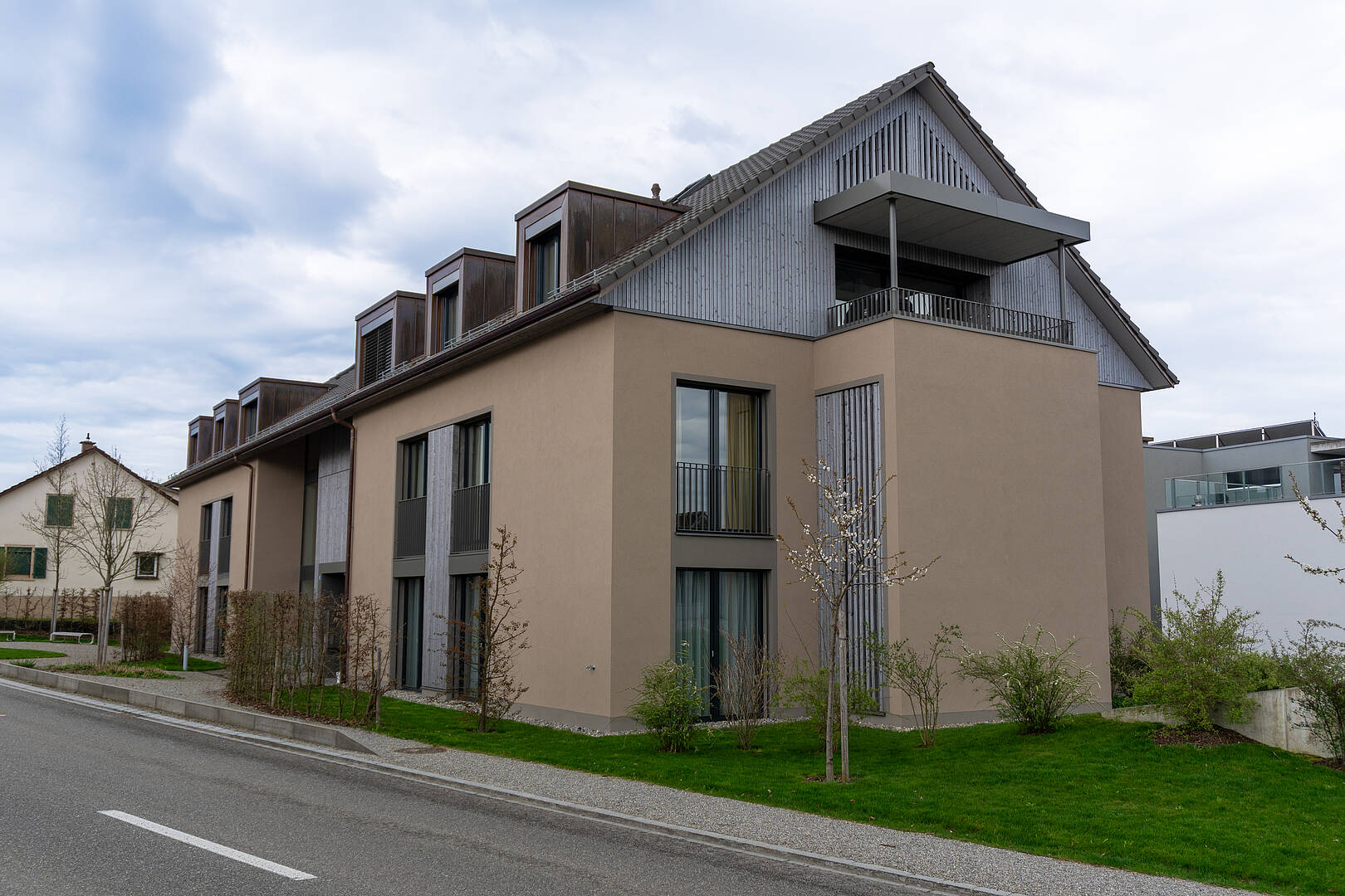 Modernes Wohnhaus mit Gartenansicht