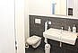 Modernes Badezimmer mit Doppelwaschtisch und WC